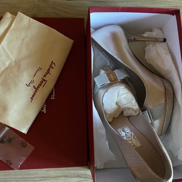 Salvatore Ferragamo Grazia Pebble Leather Bow Pumps in Champagne Silver, 10B - Picture 1 of 10